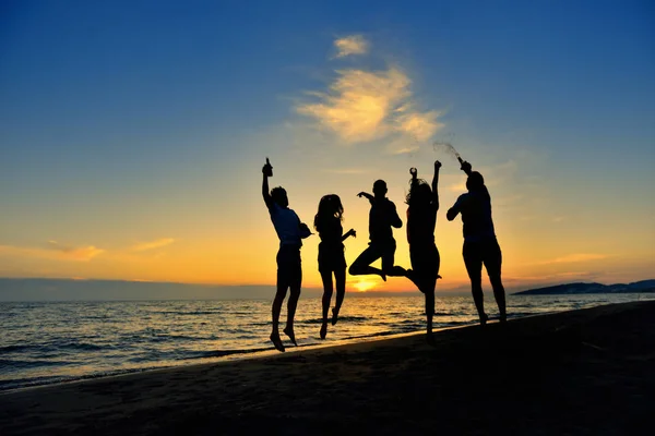 Giovani felici in spiaggia — Foto Stock