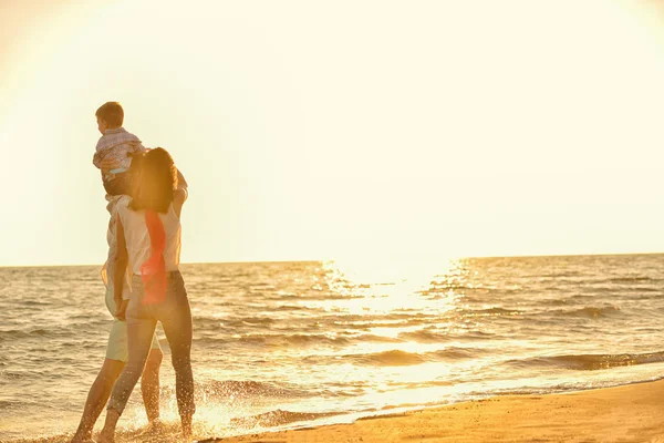 Familia joven divertirse en la playa — Foto de Stock