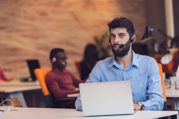 Uomo d'affari con le cuffie in ufficio — Foto Stock