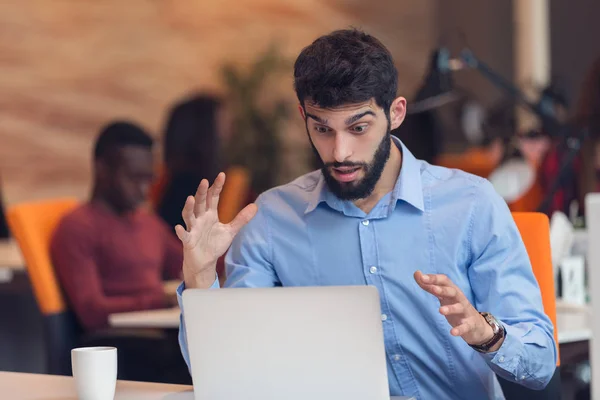 Frustrated young business man working on computer — Stock Photo, Image