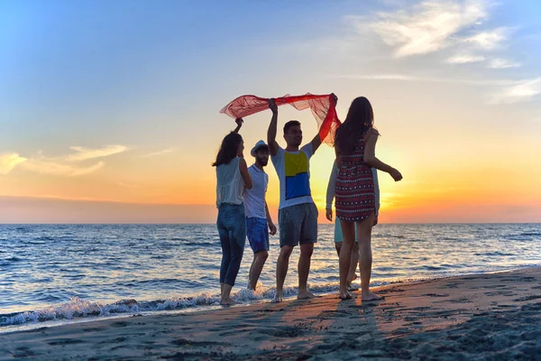 Jovens felizes na praia — Fotografia de Stock