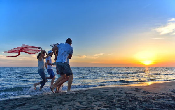 mutlu genç insanlar plajda 