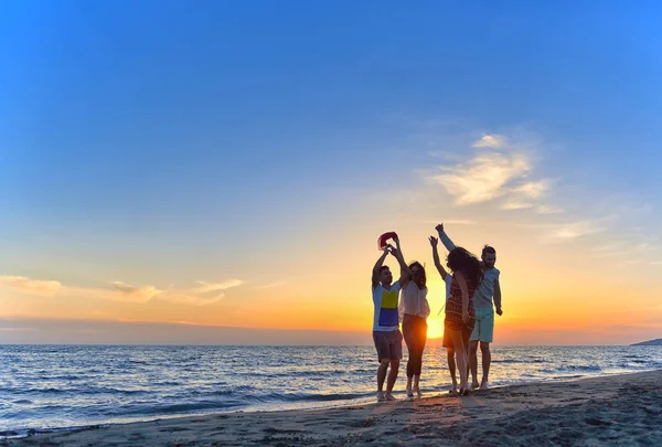 Jóvenes felices en la playa — Foto de Stock