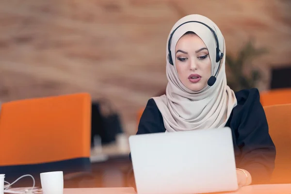 Arabe femme d'affaires travaillant dans le bureau . — Photo