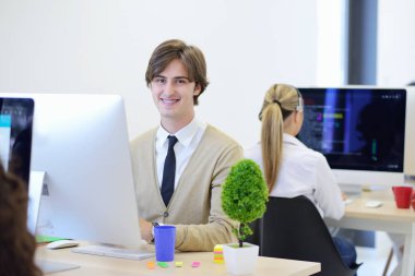 ofiste bilgisayar üzerinde çalışan yazılım geliştirici