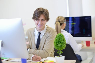 ofiste bilgisayar üzerinde çalışan yazılım geliştirici