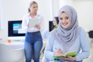 Ofiste hijab giyen işkadını