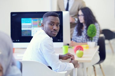 Ofiste çalışan etnik iş adamları