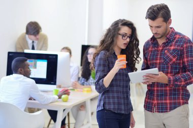 ofisinde tablet bilgisayarda çalışma çift