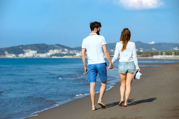 Young couple walking on beach — Stock Photo, Image