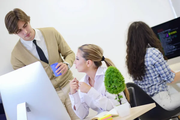 Giovani uomini d'affari che lavorano in uno spazio creativo — Foto Stock