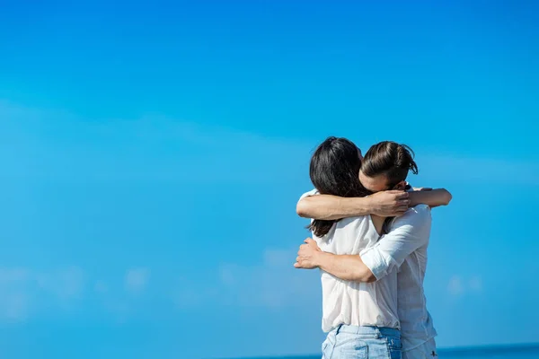 Paar verliefd op het strand — Stockfoto