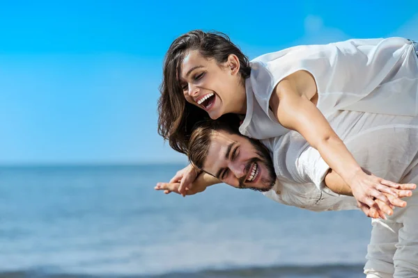 Jong koppel in liefde veel plezier op het strand — Stockfoto