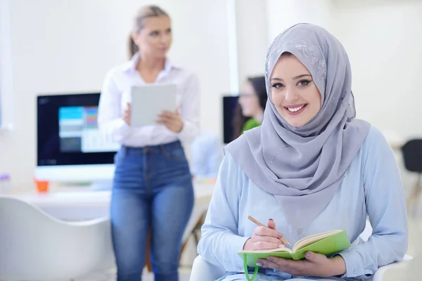 Empresaria con Hijab en la oficina —  Fotos de Stock