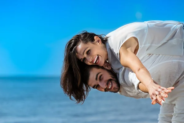 Junges verliebtes Paar hat Spaß am Strand — Stockfoto