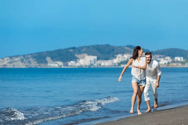 Glückliches Paar läuft am Strand — Stockfoto