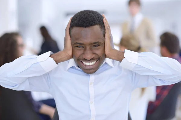 Furieux homme d'affaires noir fatigué de travailler — Photo