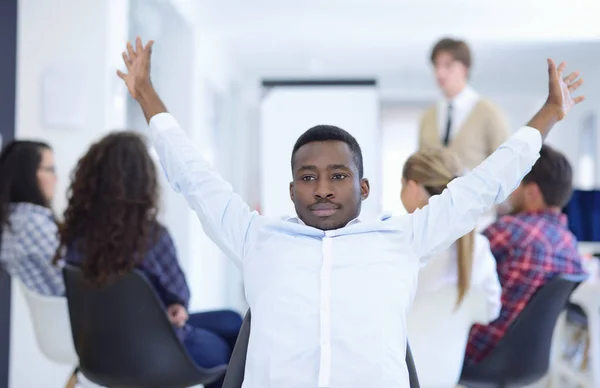 Självsäker affärsman vid möte i office — Stockfoto