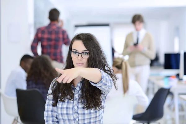 Confiante femme d'affaires occasionnelle au travail — Photo