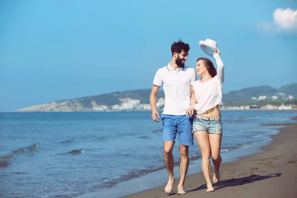 幸福的情侣在沙滩上行走 — 图库照片