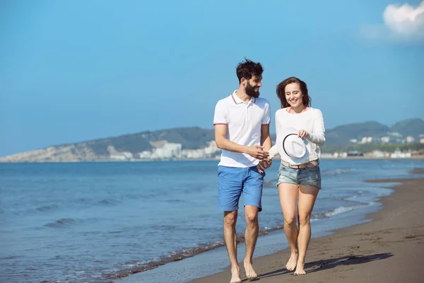 Щаслива пара гуляє на піщаному пляжі — стокове фото