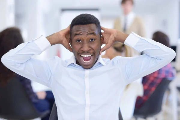 Furieux homme d'affaires noir fatigué de travailler — Photo