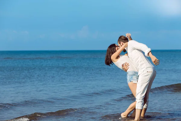 Forelskede par på stranden – stockfoto