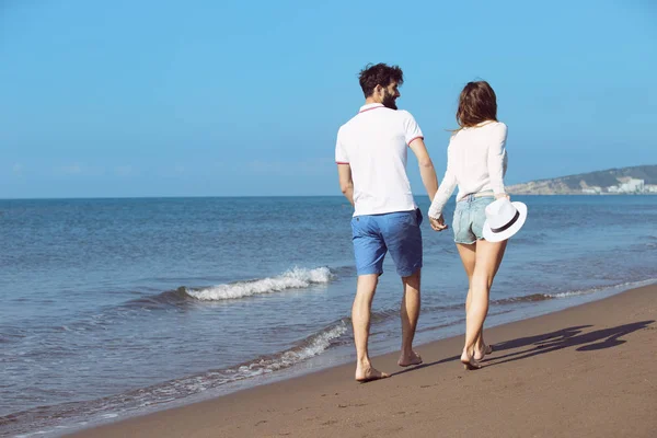 Jovem casal andando na praia — Fotografia de Stock