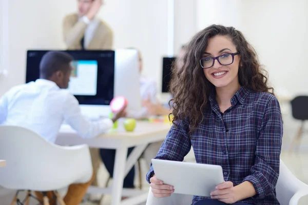 Femme d'affaires à l'intérieur de bureau de démarrage moderne — Photo