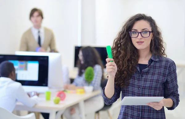 Молода жінка тримає планшет і маркер в офісі — стокове фото