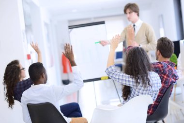 ciddi bir iş ekibi ile ofiste yönetim kurulu flip