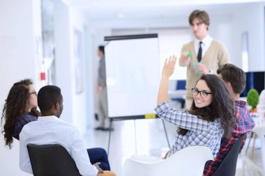 ciddi bir iş ekibi ile ofiste yönetim kurulu flip