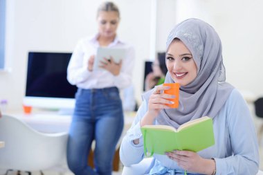 genç iş kadını modern başlangıç ofisinde portresi