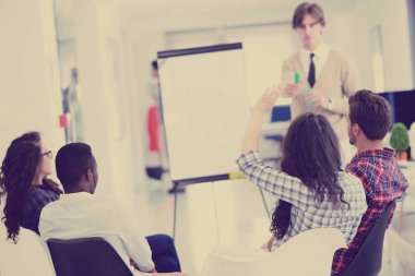 ciddi bir iş ekibi ile ofiste yönetim kurulu flip