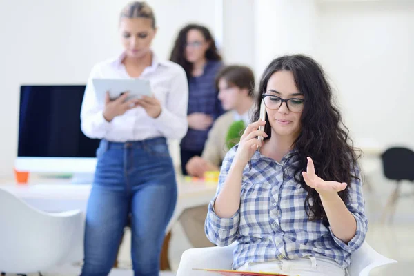 Ragazza affascinante che tiene una cartella in ufficio — Foto Stock