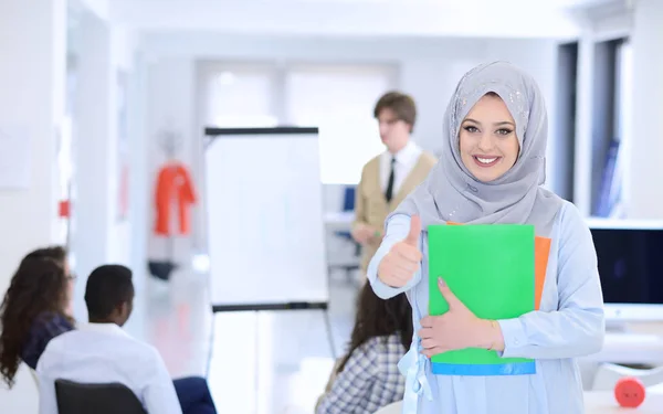 Arabic business woman working in team — Stock Photo, Image