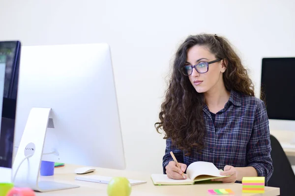 Femme travaillant sur ordinateur au bureau moderne — Photo