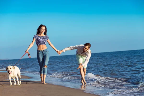 Due giovani sulla spiaggia — Foto Stock
