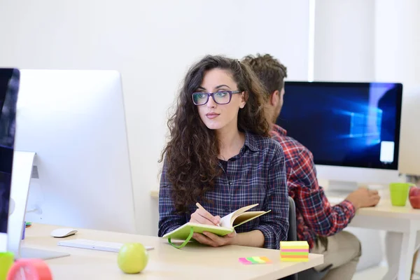 Kobieta pracuje na komputerze w nowoczesnym biurze — Zdjęcie stockowe