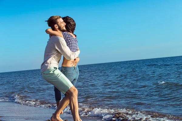 Kumsalda koşan mutlu çift — Stok fotoğraf