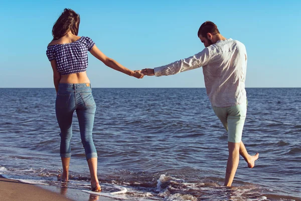 해변에 산책 하는 행복 한 interracial 커플. — 스톡 사진