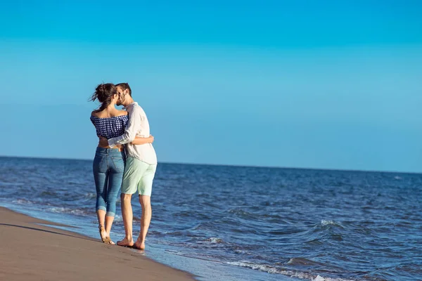 Felice coppia interrazziale a piedi sulla spiaggia . — Foto Stock