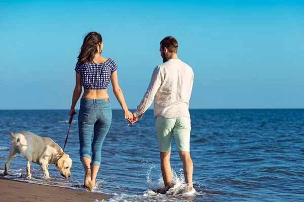 Dois jovens na praia — Fotografia de Stock