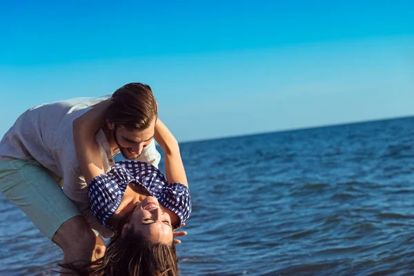 Casal feliz correndo na praia — Fotografia de Stock