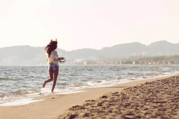 Jeune femme profiter de la journée sur la plage — Photo