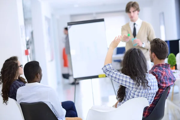 Equipo de negocios serio con flip board en la oficina —  Fotos de Stock