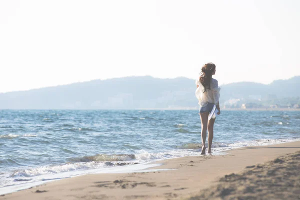 Jeune femme profiter de la journée sur la plage — Photo