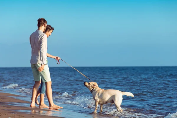 Due giovani sulla spiaggia — Foto Stock