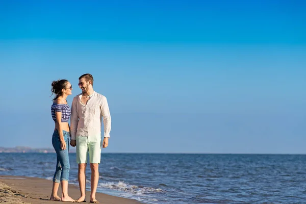 Glücklich exotisch pärchen walking auf strand. — Stockfoto