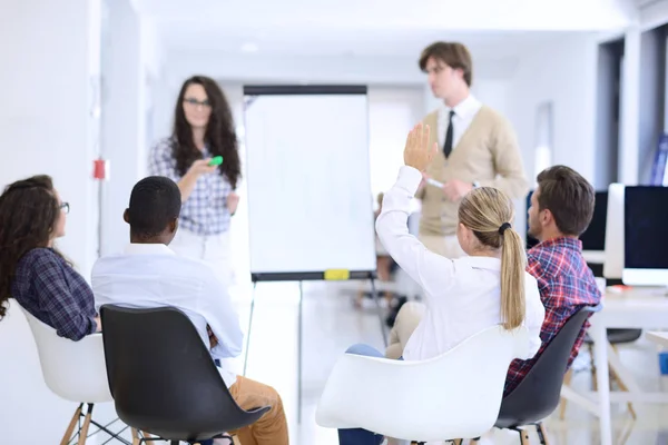 Gente de negocios haciendo una presentación —  Fotos de Stock